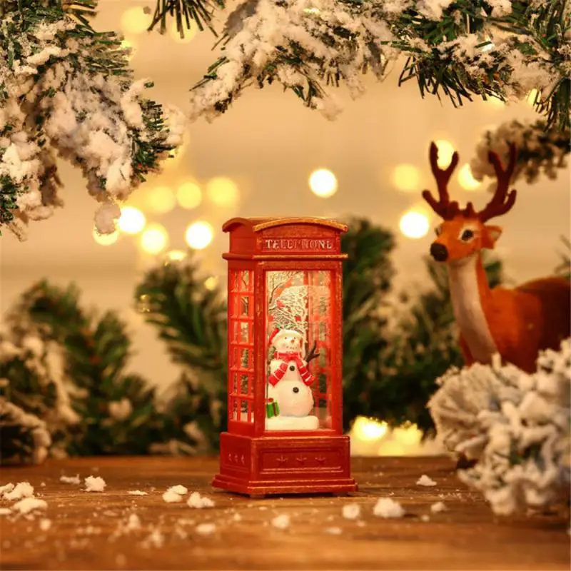 Farol de cabina telefónica vintage luminoso rojo navideño, figura de Papá Noel, muñeco de nieve y árbol de Navidad en decoración de cabina telefónica