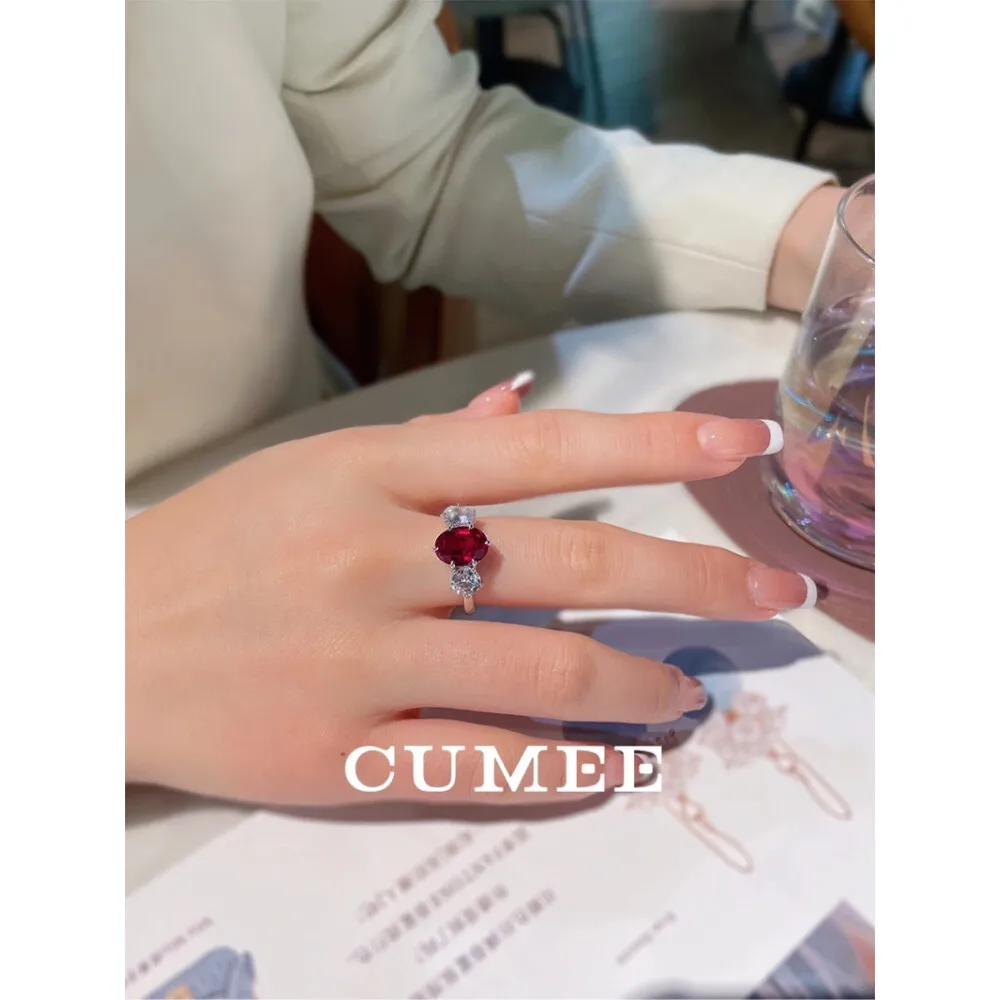 CUMEE 클래식 작은 캐럿 쓰리 스톤 재배 루비 원석 레드 반지, 금도금, 아내 및 여자 친구 선물
