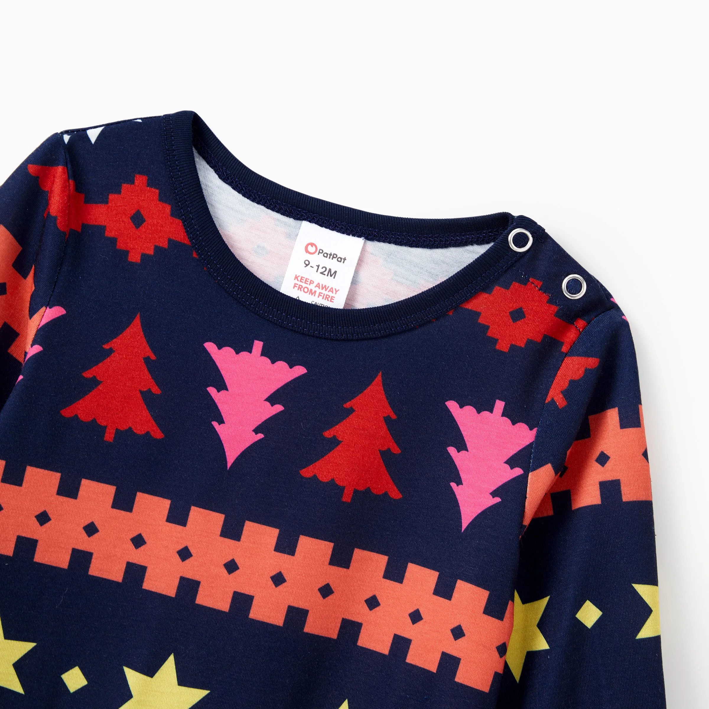 thumbnail image 4 of Conjuntos de pijamas navideños a juego para toda la familia con estampado de árboles, estrellas y Fair Isle, 4 of 5