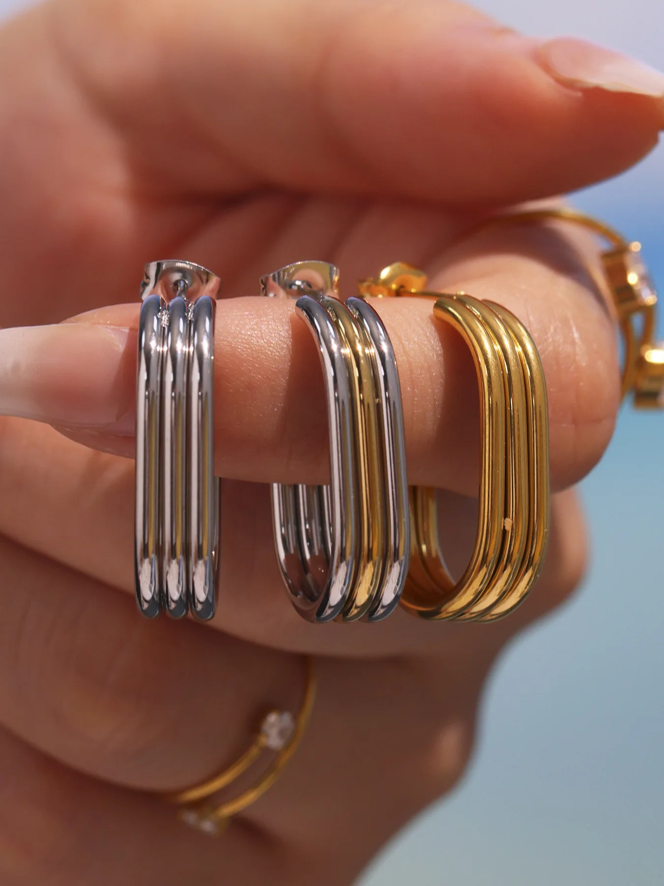 Goldene Silberne 3-Schichtige U-Form Herz-Ohrringe für Damen aus 316 Edelstahl 18K Vergoldet Modeschmuck Geschenk – Detail 5