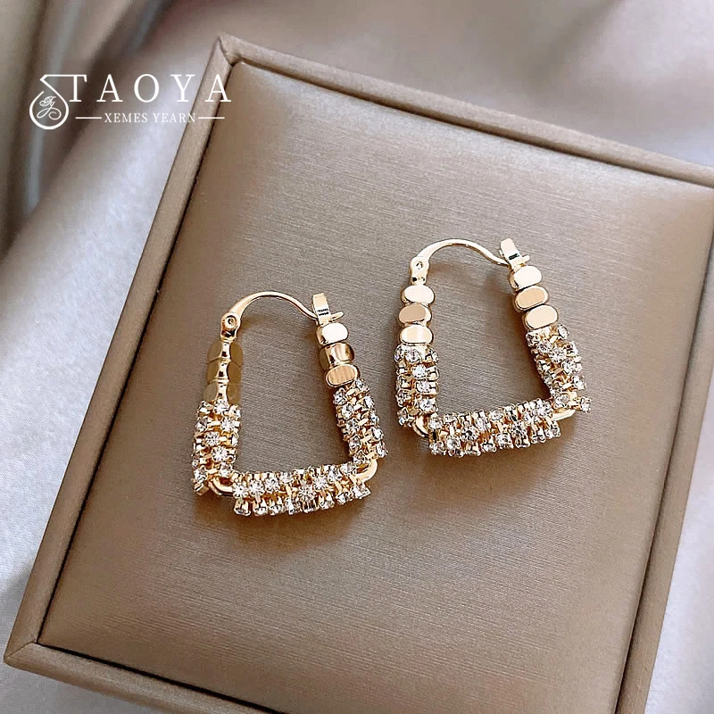Neujahrsdesign: Geometrische, unregelmäßige Micro-Set-Zirkon-Metallohrringe, luxuriöse Ohraccessoires für Frauen im Jahr 2025, Modeschmuck