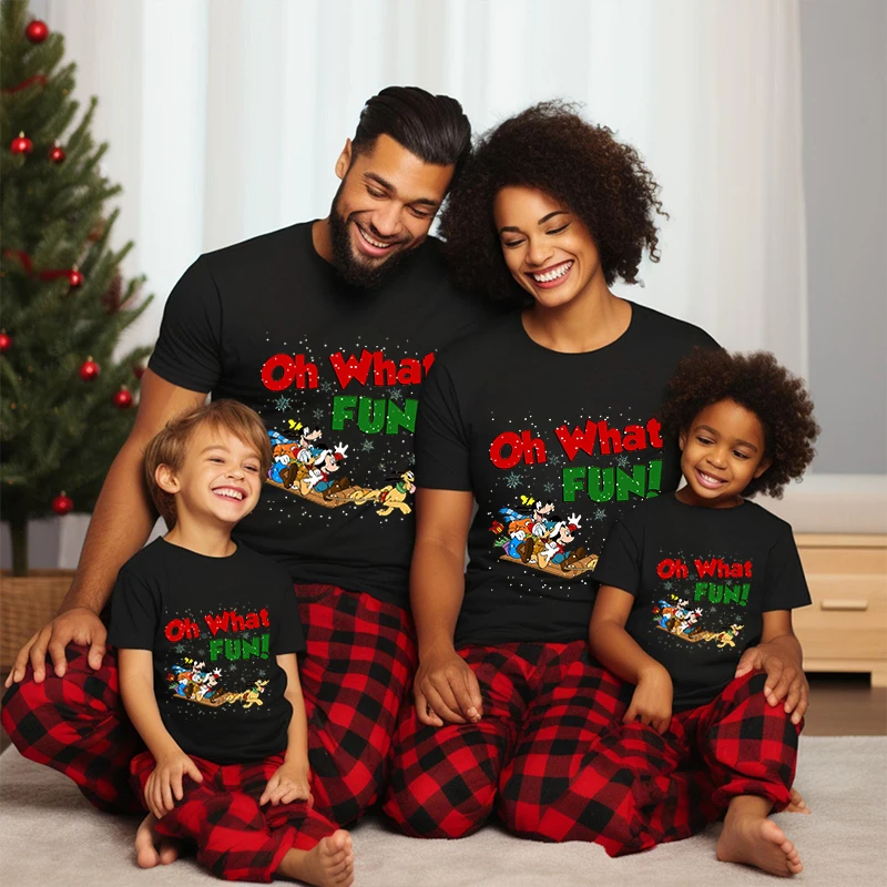 Camiseta navideña de Disney Mickey Minnie 2024 Conjuntos familiares a juego Regalo navideño Papá y mamá Niños Manga corta negra