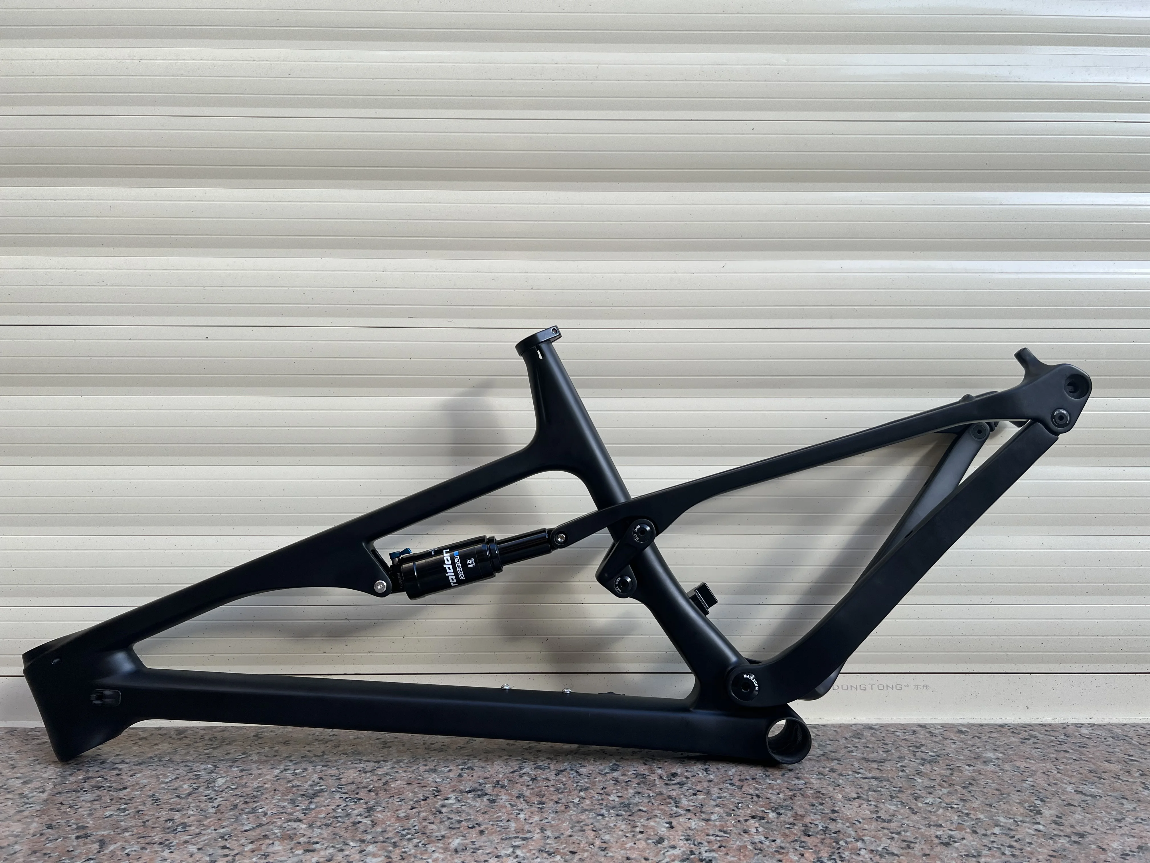 Carbon Fiber Soft tail Mountain Bike Frame Dual Shock Absorber