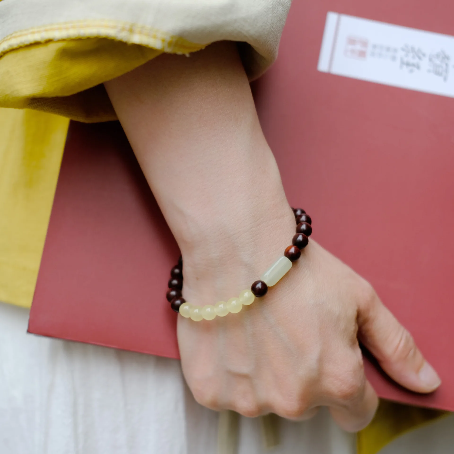 Wunderschönes einsträngiges Armband aus fettiger Jade mit kleinem Blatt und rotem Sandelholz. Eleganter Schmuck für beide Geschlechter, ideales Weihnachtsgeschenk