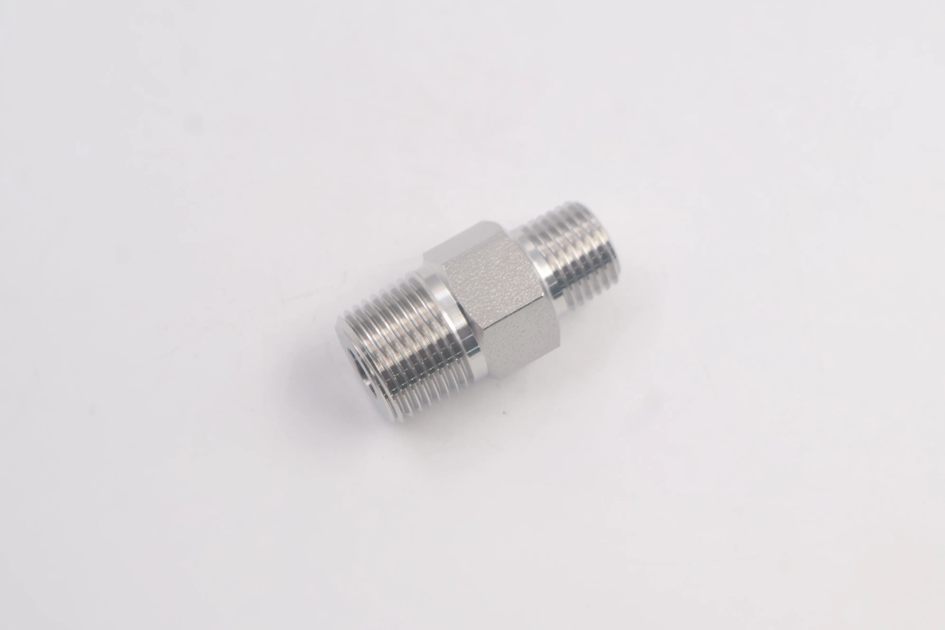 SS-8-HRNT-6RT, Stainless Steel Pipe Fitting, Hex Reducing Nipple, 1/2 in. Male ISO Tapered