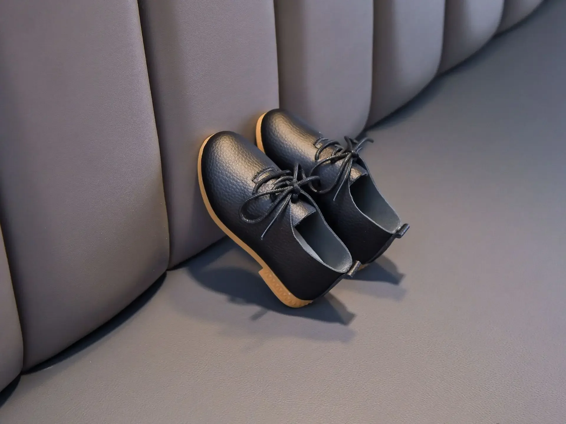 Kinder-Flachschuhe Einfarbig Matt PU Britischer Stil Kinder-Lederschuhe Rutschfest 2026 Neue Mode Jungen Mädchen Schicke Schuhe Weich – Detail 11
