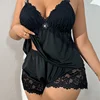 Ensemble de vêtements de nuit en satin avec bordure en dentelle, col en V profond, design à bretelles, confortable et sensuel pour les grandes tailles.