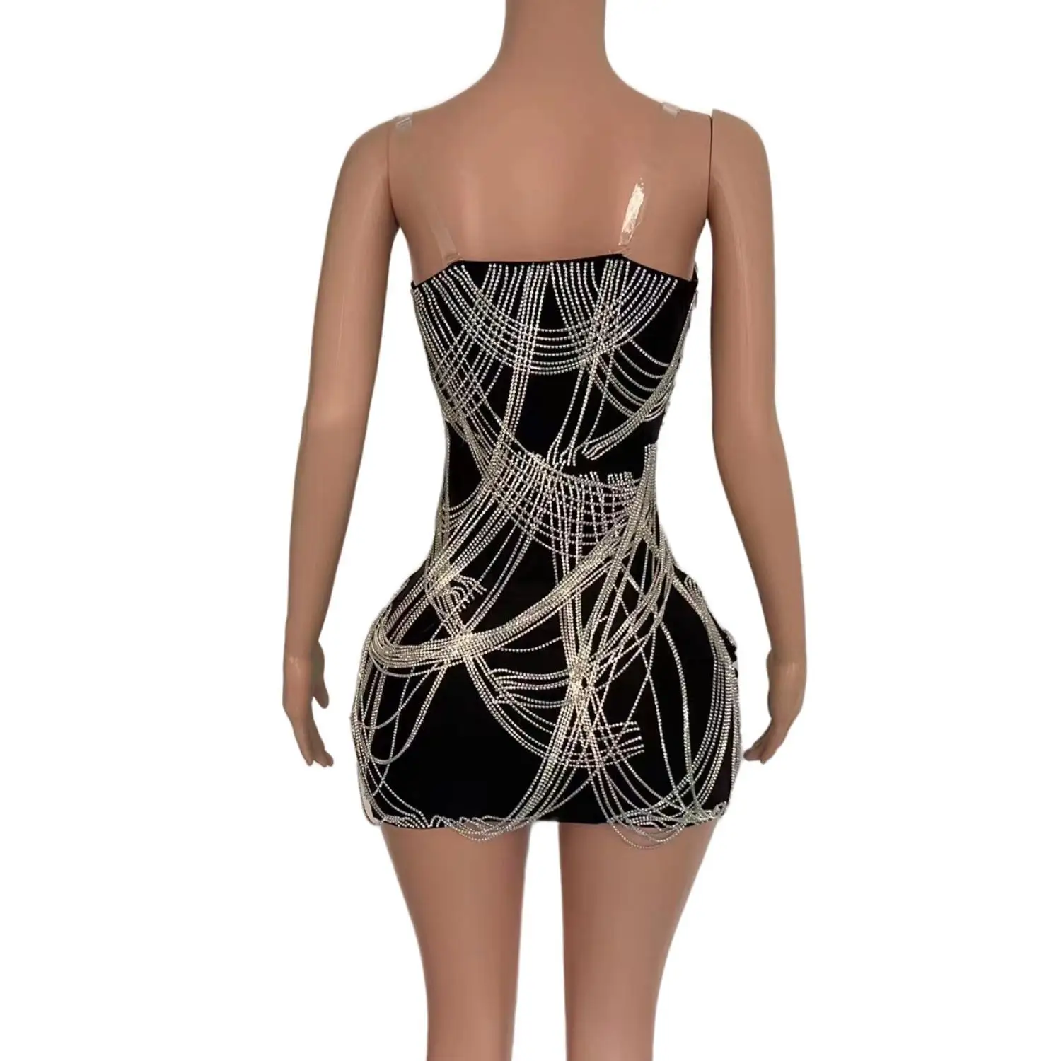 Рисунок 2 - Женское блестящее платье с кисточками и бриллиантами