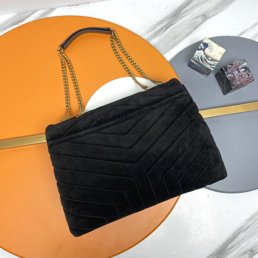 

Women's Portable Shoulder Bag Soft And Comfortable Gold Retro Hardware Design Advanced Warm Winter Style.