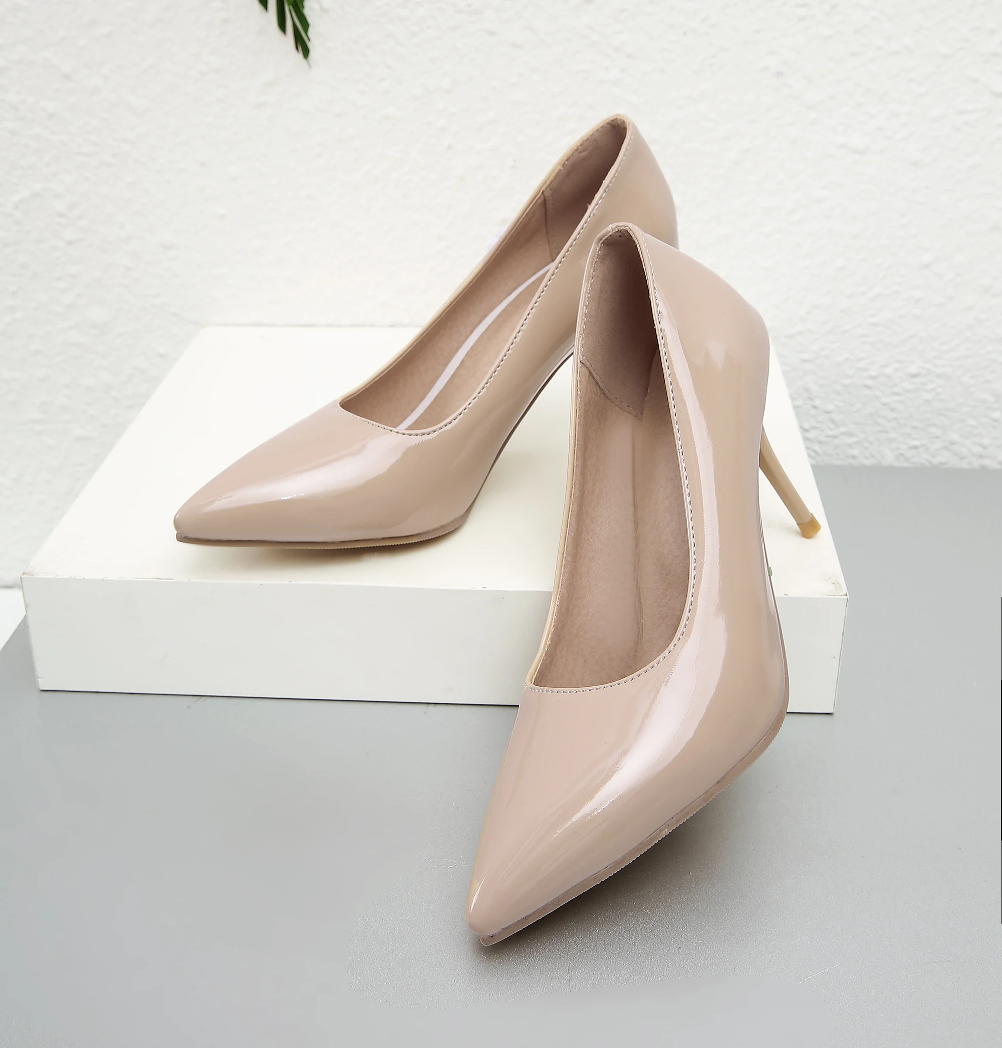 Damenschuhe aus Lackleder mit spitzer Zehenpartie und Stiletto-Absatz, einfarbig, schlicht, neuer Frühling-/Sommer-Stil, vielseitige Partyschuhe – Detail 5