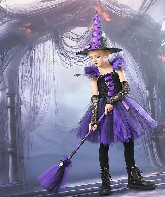 Belle Petite Fille De 3 Ans Portant Halloween Costume De Sorcière