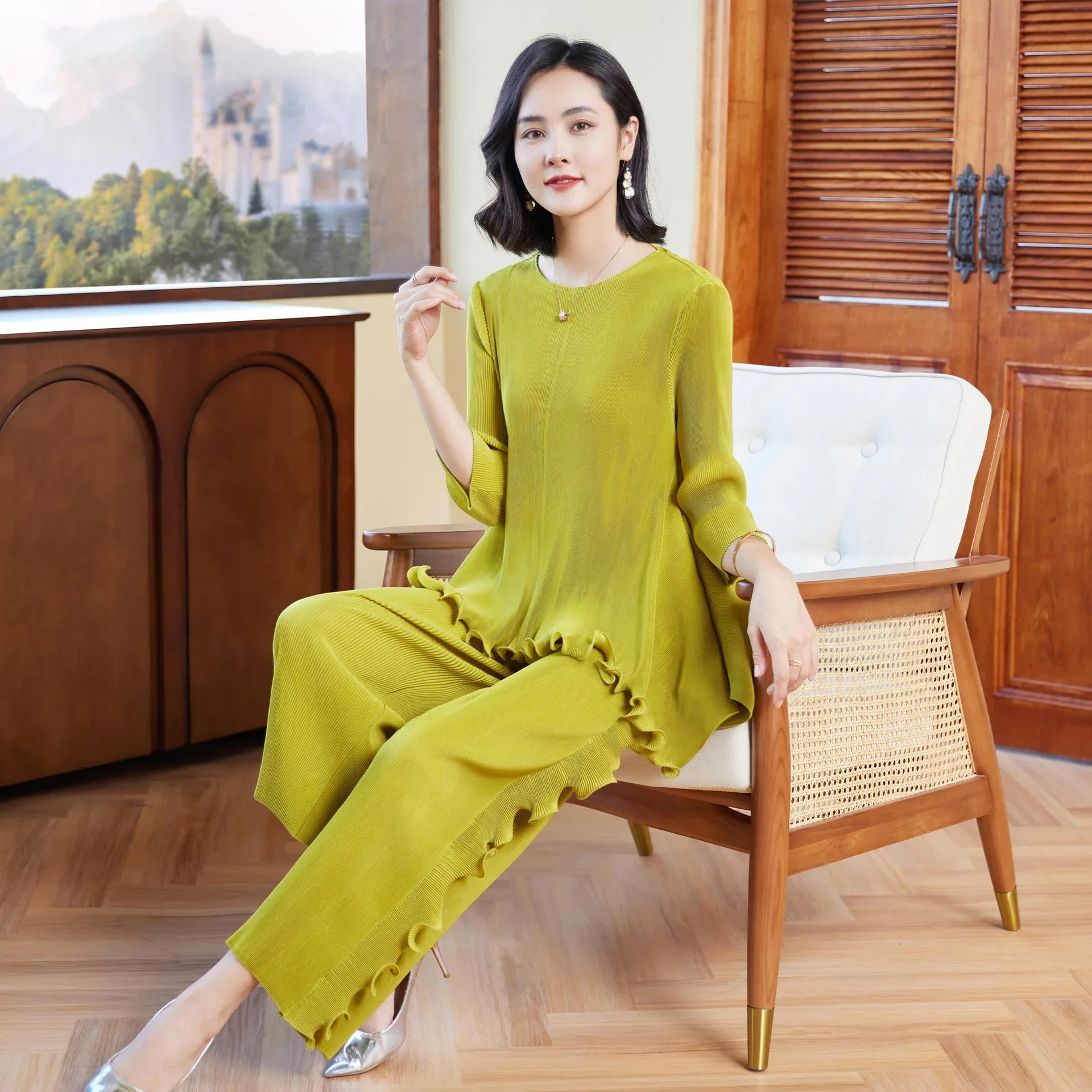 Miyake Pleat Spring Women Round Neck Temperament Sweet Beauty God Looks Thin and Light Luxury Fungus Hem Pencil Pants Two-piece