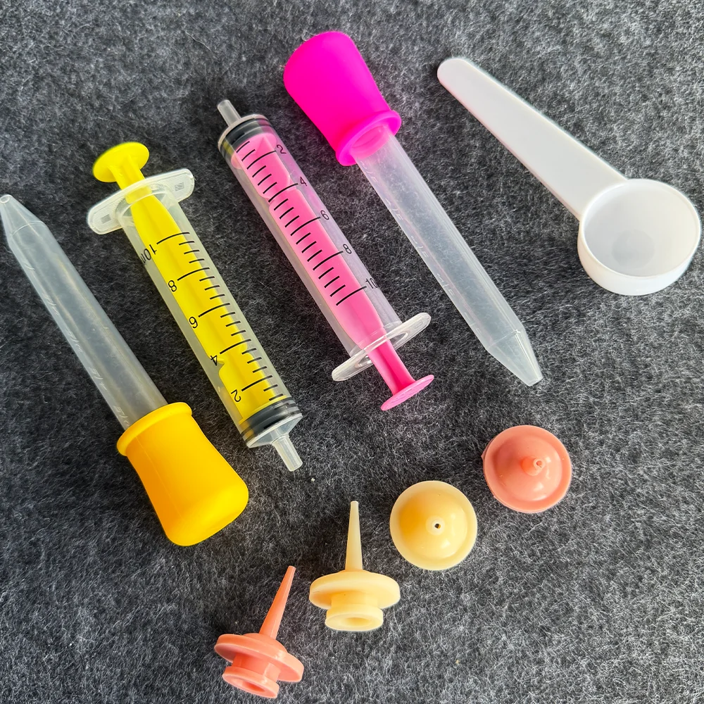Baby Pet Care Set, with Various Tools (Nipple, Feeding Bottle, Dropper, Measuring Cup, Syringe, Spoon, Storage Box) with Clear Scale Markings to Control Feeding Amounts; Multiple Spare Silicone Tips That Are Bite-Resistant and Durable; Hard Transparent Storage Box with Compartments for Storing Accessories, for Use When Traveling or at Home, to Prevent Accessory Loss. Suitable for Kittens, Puppies, Hamsters, Sugar Gliders, Chinchillas, Rabbits and Other Small Pets, It Is Highly Versatile.