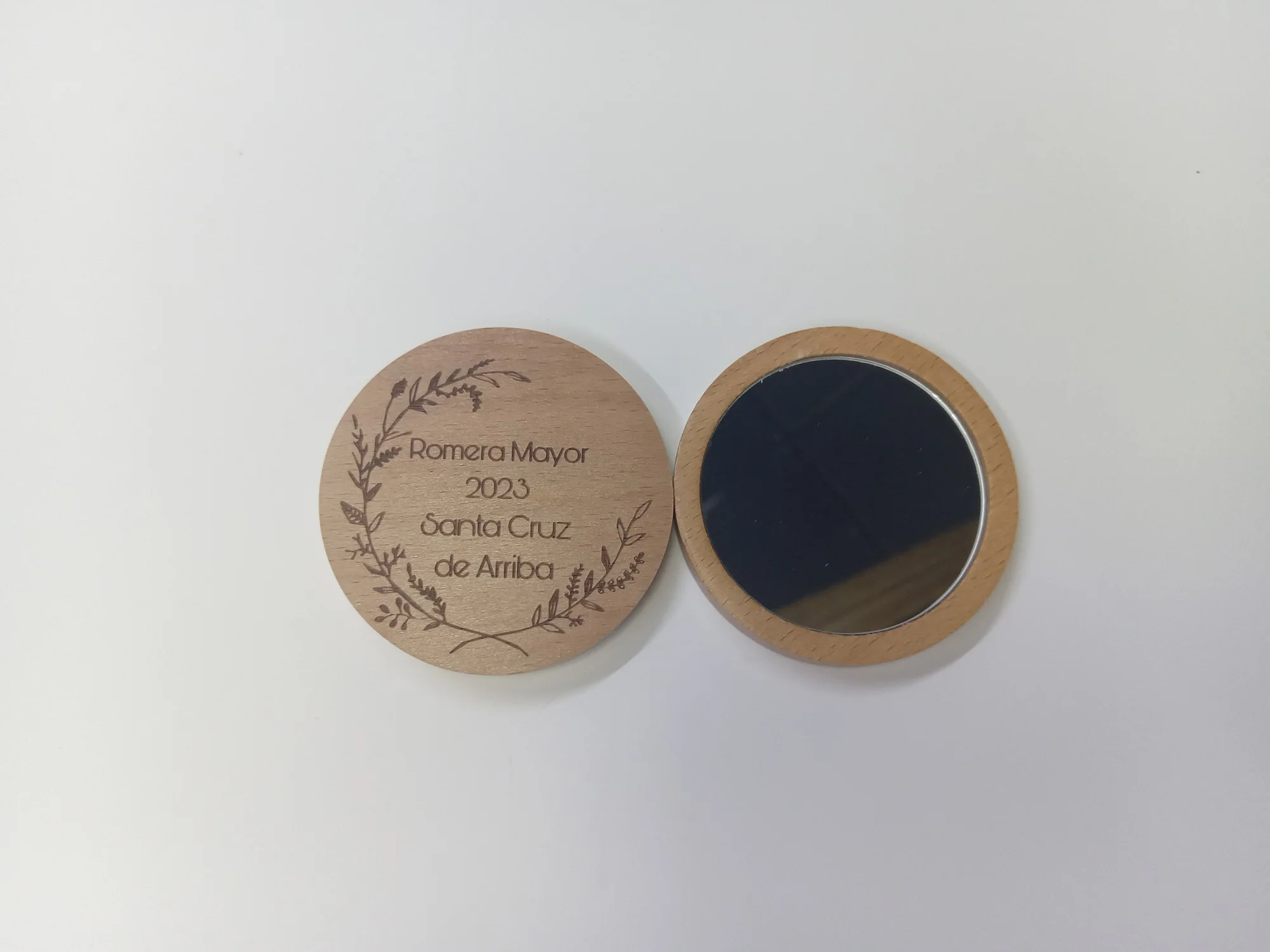 Pequeños Espejos De Bolsillo Portátiles De Madera Mini Espejo De Maquillaje  De Madera Regalo Del Favor Del Banquete De Boda Logotipo Personalizado  CCA6747 De 1,06 €