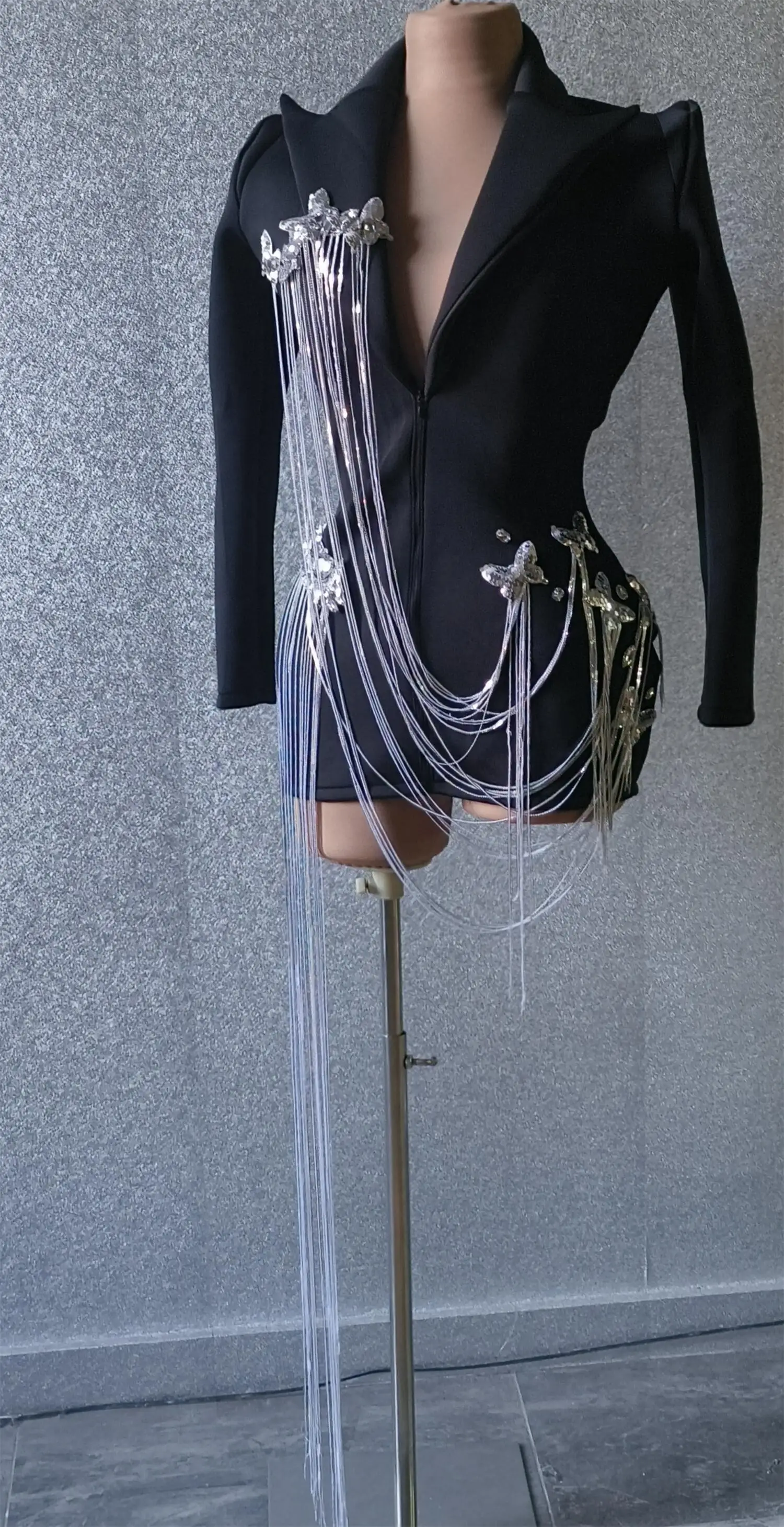 Рисунок 6 - Модная блестящая куртка с бабочкой и кисточками