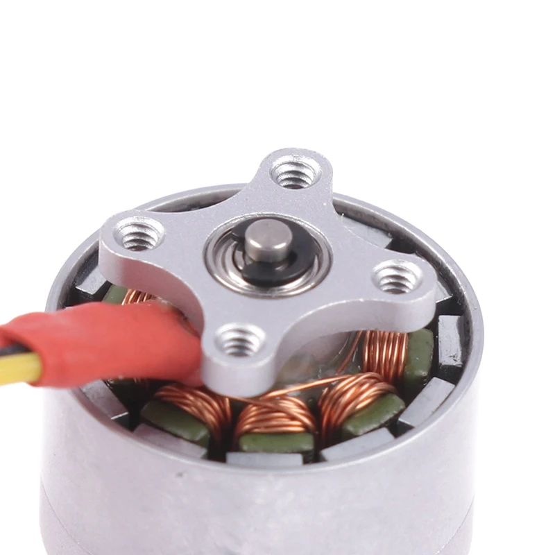 Moteur Brushless 1104 4300KV Ultra-Léger 6g pour Drone FPV 3 Pouces, vue de dessous avec le support de fixation.