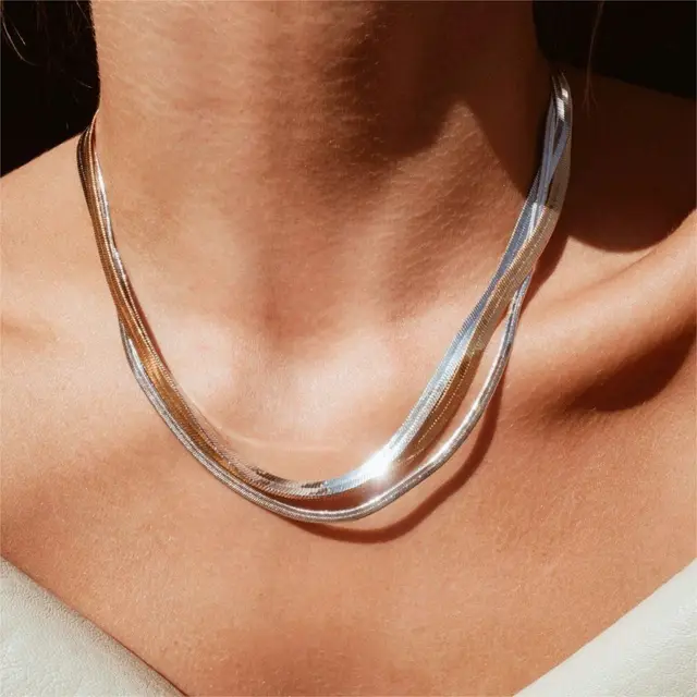 EManco unisexe serpent chaîne collier couleur argent tour de cou en acier inoxydable à chevrons chaîne collier pour femmes bijoux en gros