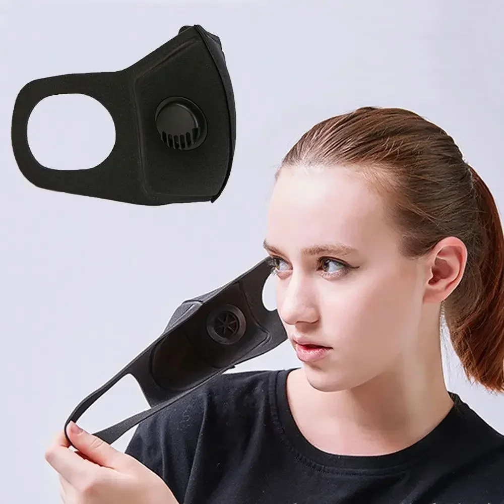 Vue rapprochée d'un masque réutilisable en tissu montrant les coutures et la poche pour filtre