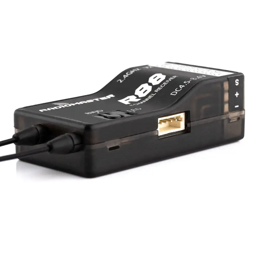 Récepteur Radiomaster R88 V2 2.4GHz tenu dans une main, illustrant sa taille compacte et son poids de 11g.