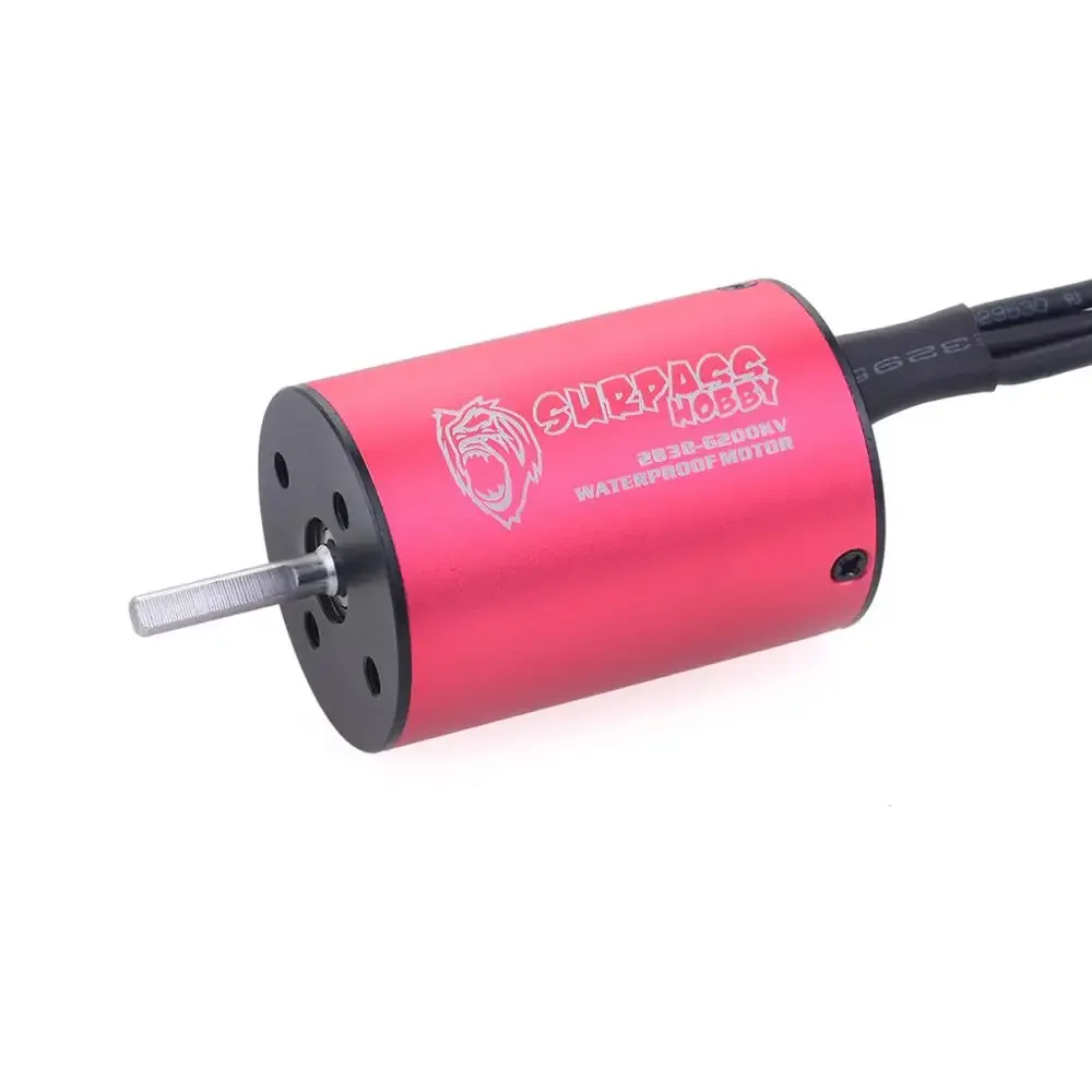 Moteur brushless RC haute performance pour avion, entouré de câbles et de pièces de fixation.