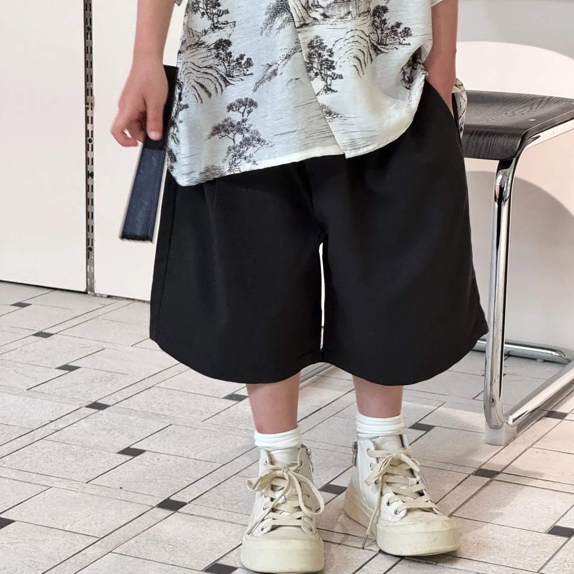 

Летние шорты для мальчиков, Новинка лета 2024, Корейская версия, однотонные универсальные модные повседневные Костюмные брюки для мальчиков, детские шорты