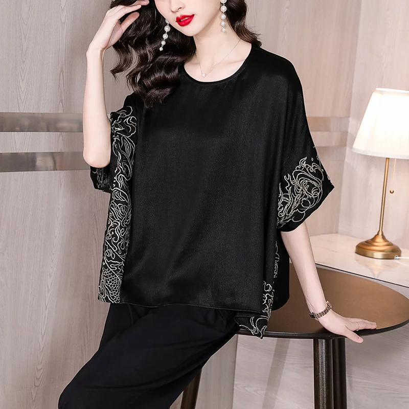 

2024 Spring/Summer New Black Silk Satin Embroidered Top Women's O-Neck Bat Shirt Loose Large Mom Dress Slim T-shirt