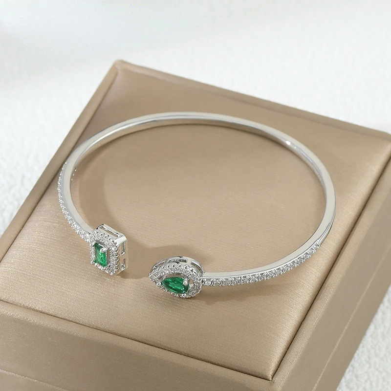 

Senior sense light luxury niche bracelet female opening design sense adjustable emerald cold wind senior sense hand jewelry