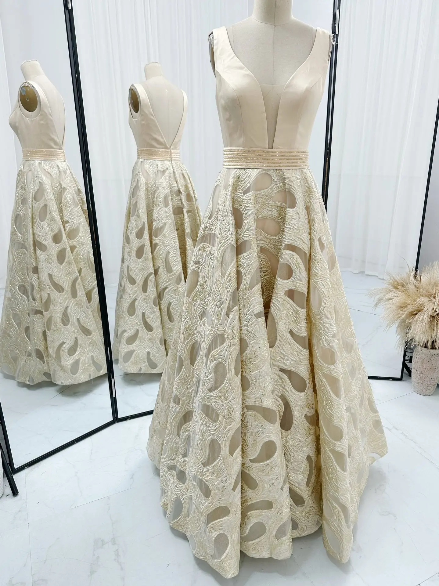 

Champagne High -End Sexy Waist Thin A -Shaped Banquet Hosted Evening Dress M1624