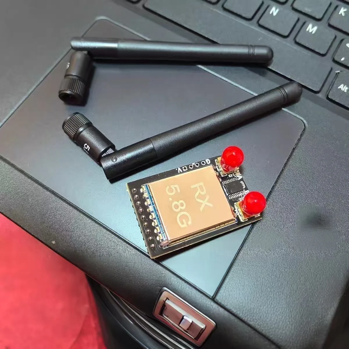 Récepteur VRX 5.8G 40CH installé sur des lunettes FPV, montrant la connexion des antennes pour une réception haute sensibilité