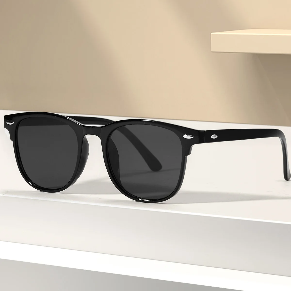 Vintage Metal Rivet Sunglasses women Retro Unisex Classic Outdoor Travel Fashion Eyewear with Gradient Tint