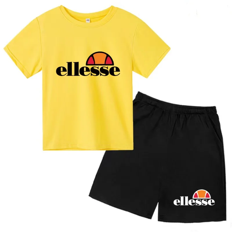 تي شيرت صيفي أنيق للأطفال مع طباعة حروف جذابة للأولاد والبنات الصغار بأكمام قصيرة وشورت قطعتين طقم رياضي غير رسمي للحفلات من ماركة معروفة