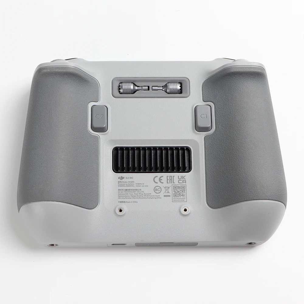 Gros plan sur les sticks à bascule en alliage d'aluminium du joystick de télécommande pour DJI RC 2, texture mate.