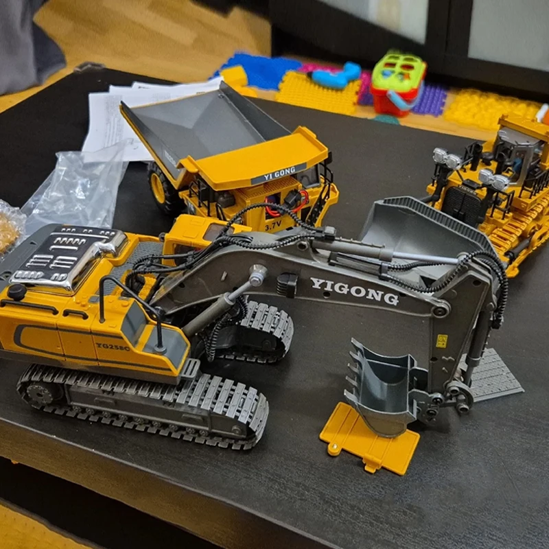 Tank Robot RC 1B - Voiture Télécommandée Engin de Chantier pour Enfants, vue de dessus montrant le panneau de contrôle et les lumières LED.
