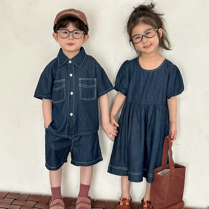 Trajes de mezclilla familiares de hermanos y hermanas para niños
