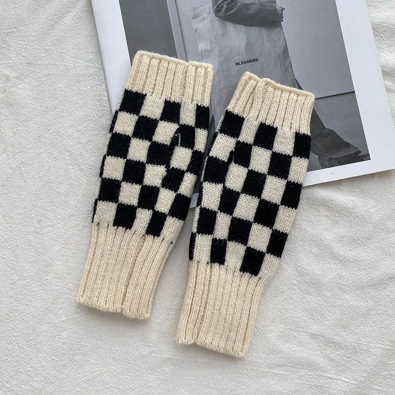 Chic Warm Plaid Beanie Hat Fingerless Mittens Set, Knitted in Autumn and Winter for Women with Big Head_voghion.com