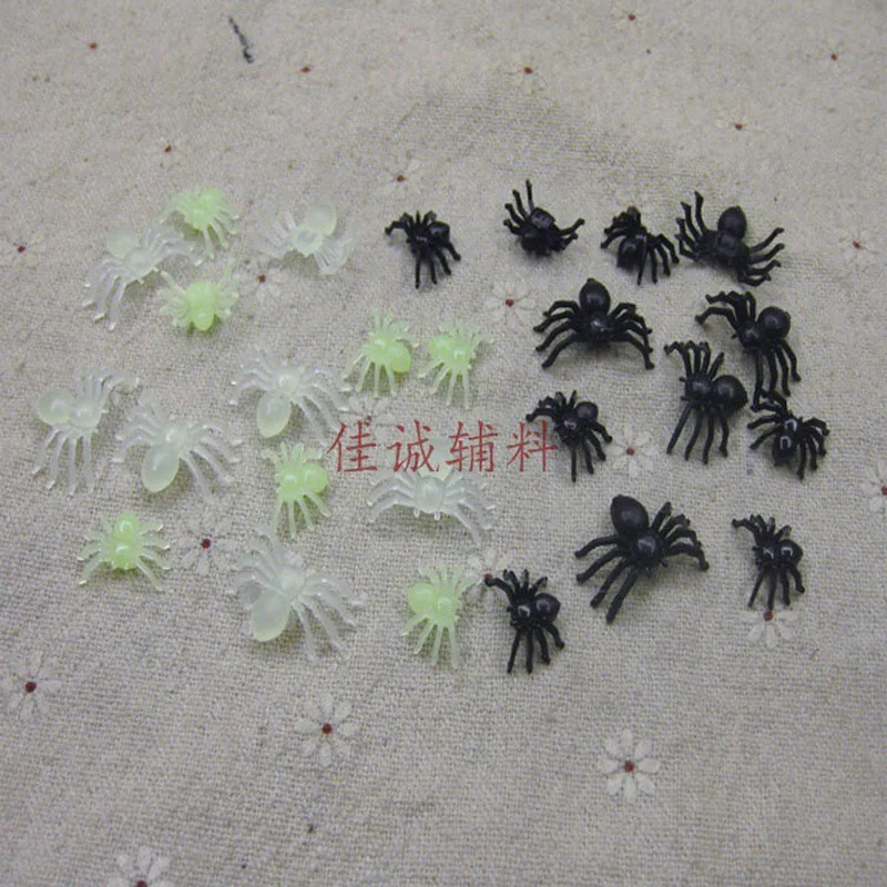 50PCS Spider Simulation of Spider Halloween Black Glow in the dark Plastic Mini Decorative Toys Cool Halloween Party Toys