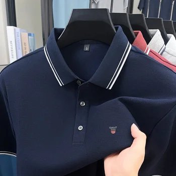 Camicia POLO estiva da uomo con ricami raffinati, a maniche corte, realizzata in cotone 100%, traspirante, alla moda, di alta qualità per l'uso quotidiano.