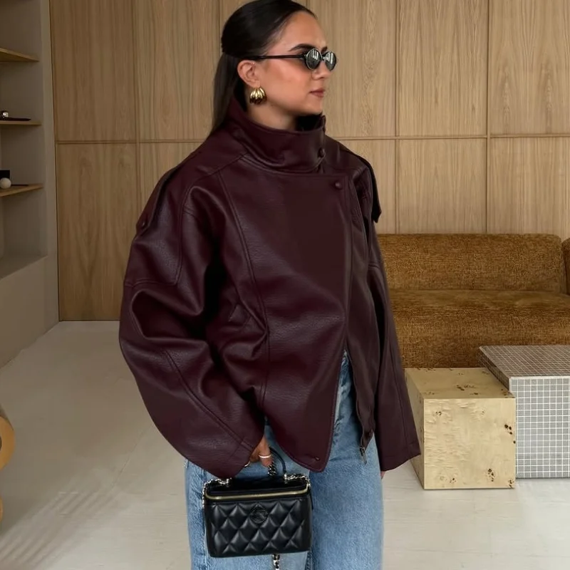 Look com Jaqueta Vintage de Couro com Gola Alta