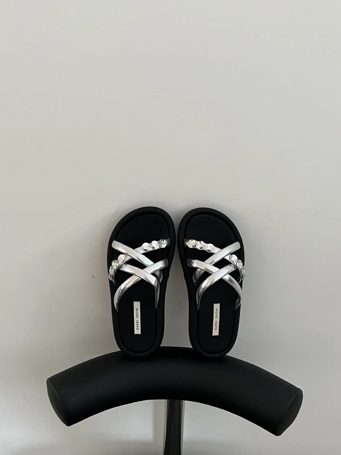 Exposed Toe Stepping Feces Feeling Thick Sole Slippers Women Beach Flat Bottomed Sandals