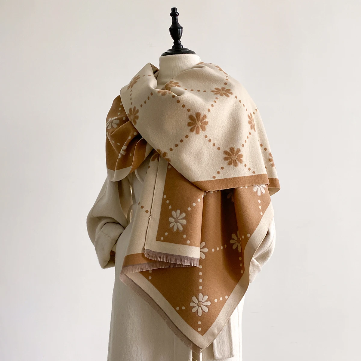 New Brand Elegance Daisy Print Scarf Soft Warm Fringe Pashmina Shawl Autumn and Winter Outdoor Coldproof Windproof Blanket 2025