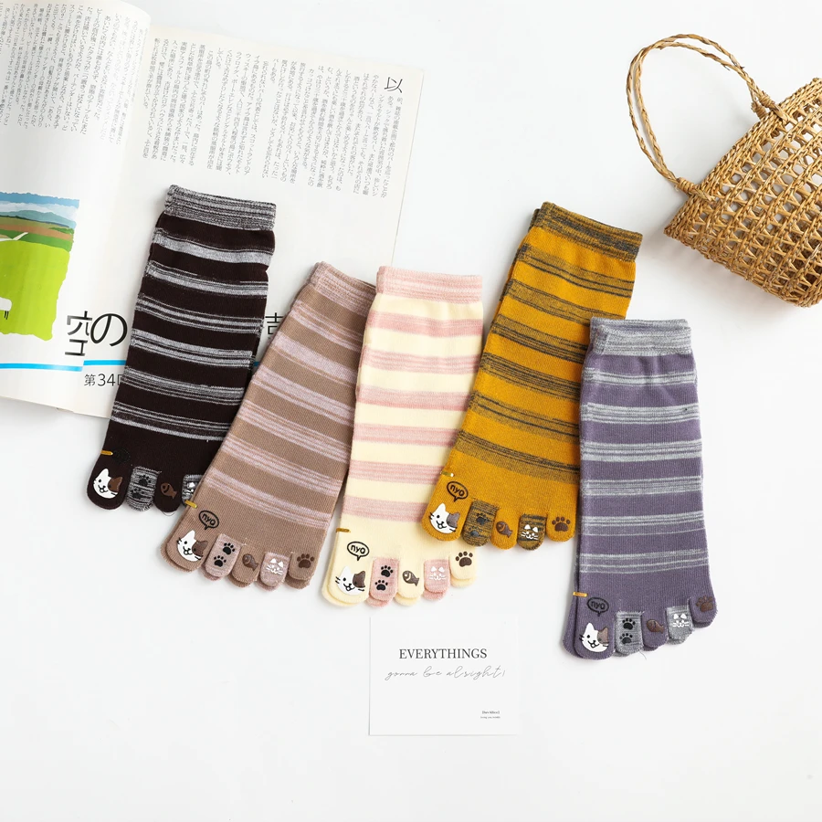 5 Paare/Los Damen-Socken mit geteilter Zehenpartie, niedliche Silikon-Fisch-Katze-Mama-Fünf-Finger-Socken, 100 % Baumwolle, bunt gestreift, Mädchen-Sportsocken – Detail 1