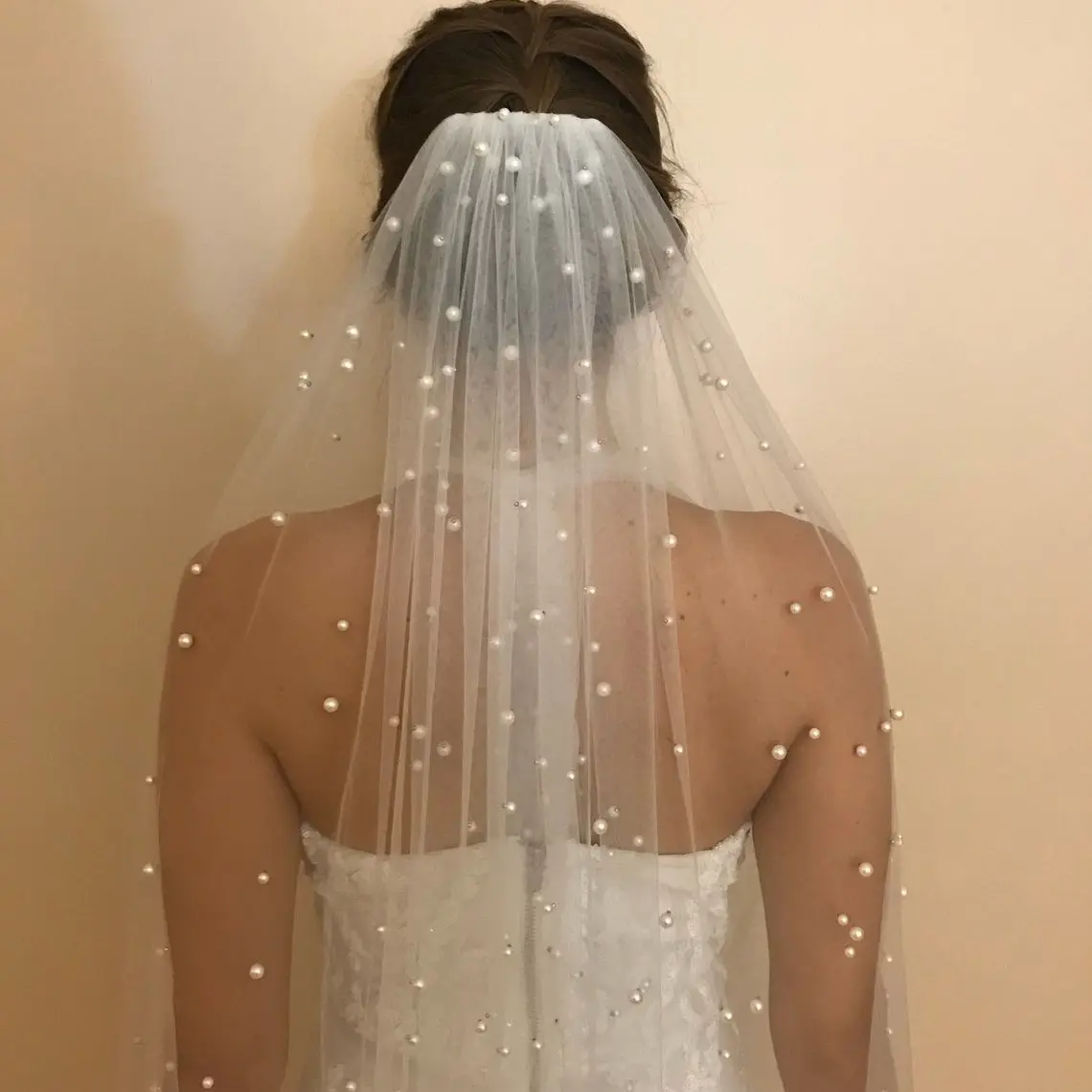 

YouLaPan V176 Classic Bridal Veil Pearl Wedding Veil with Hair Comb 1 Tier Long Wedding Veil Cathedral Veils for Women Wedding