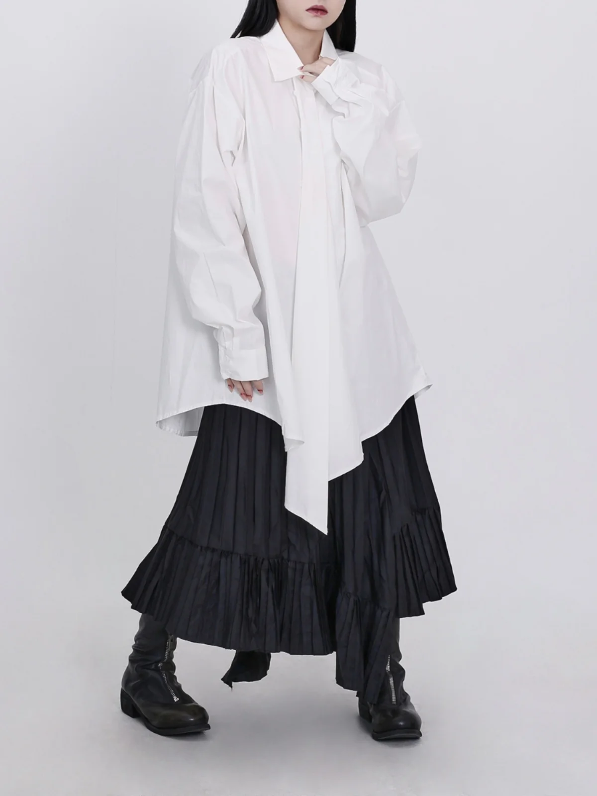 

Новинка весны 2024 Темно-Черная Асимметричная оригинальная Свободная рубашка SuperAen с длинным рукавом