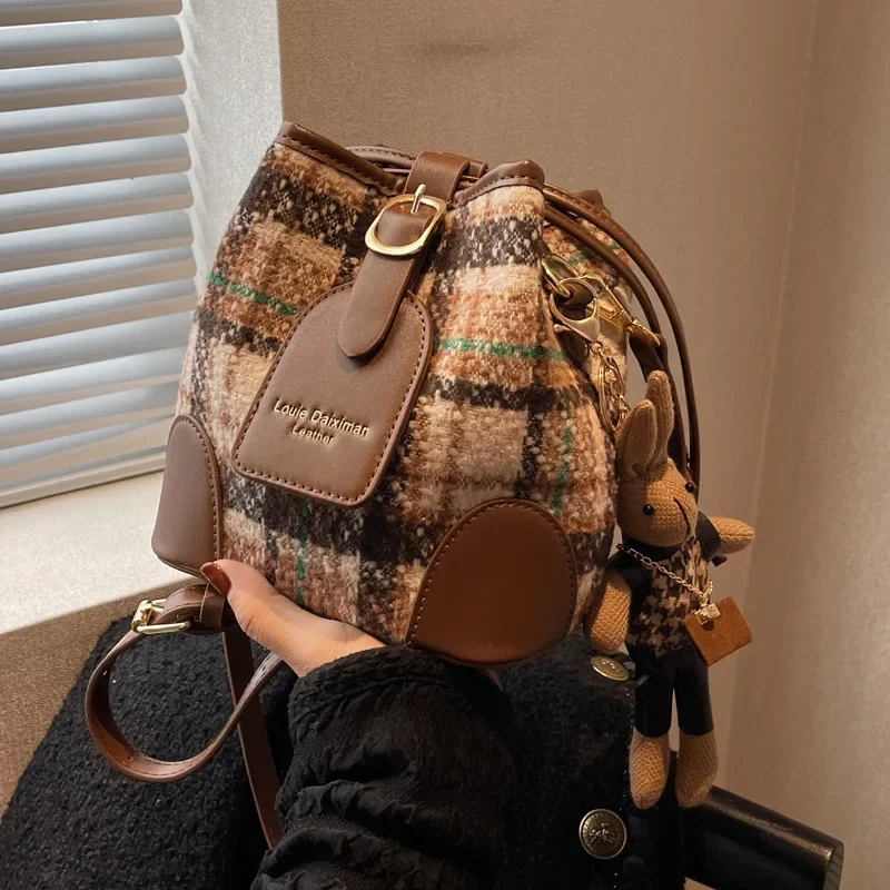 High-Grade Versatile Crossbody Bucket Shoulder Small for Women 2024 Spring New Plaid Commuter Women's Bag