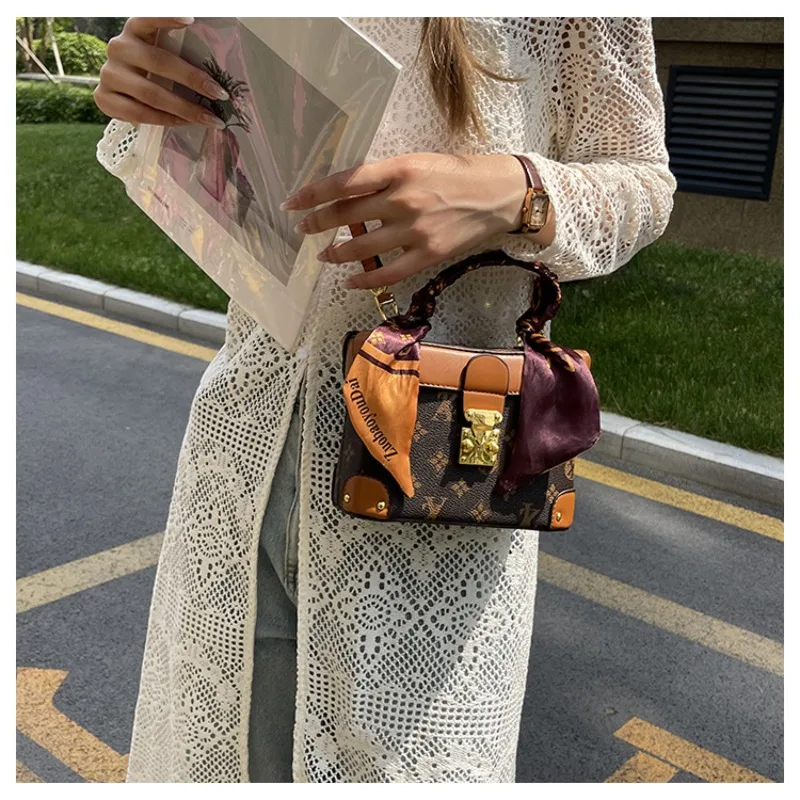 حقيبة صندوقية صغيرة بتصميم متخصص، تتميز بمظهر عصري...