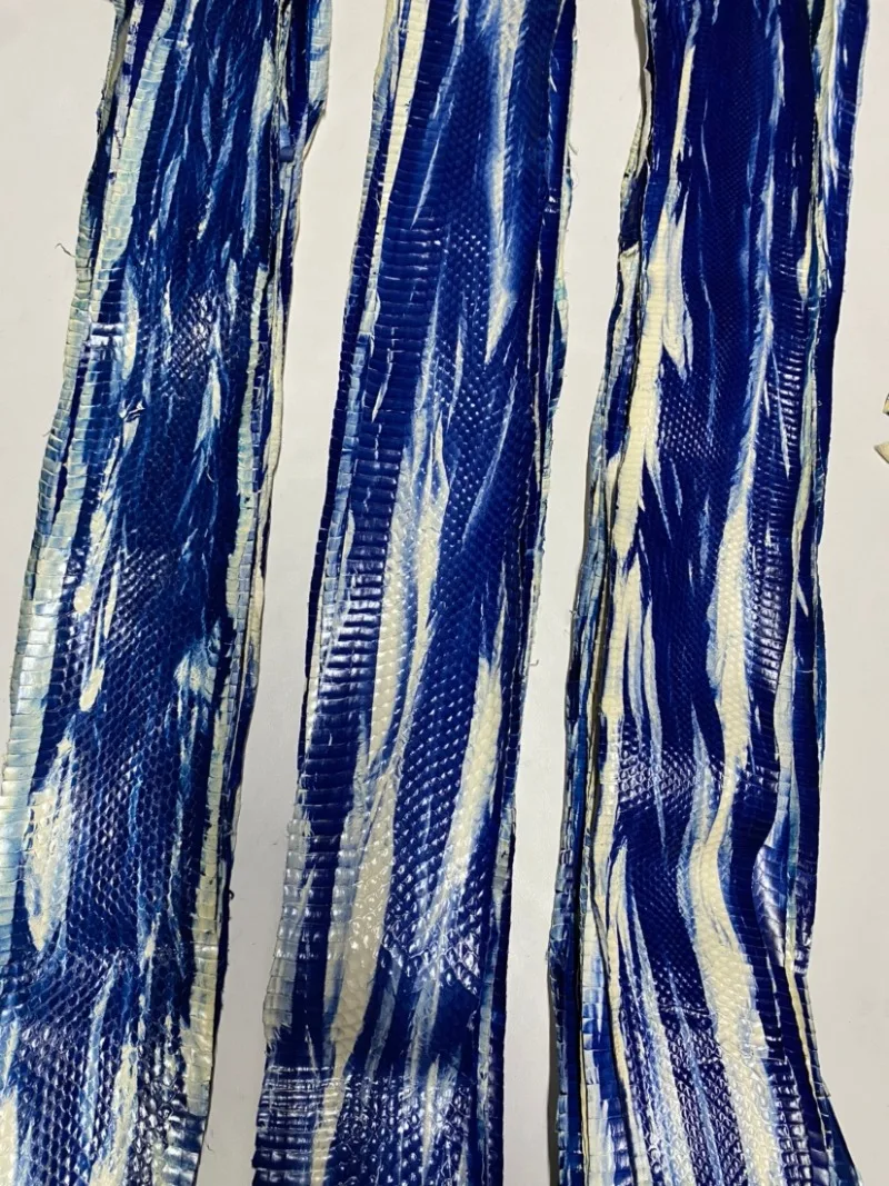 전체적으로 파란색과 흰색이 점차적으로 색이 바뀌는 뱀피, 두께 약 0.2mm 신발 가방 수제 가죽 제품
