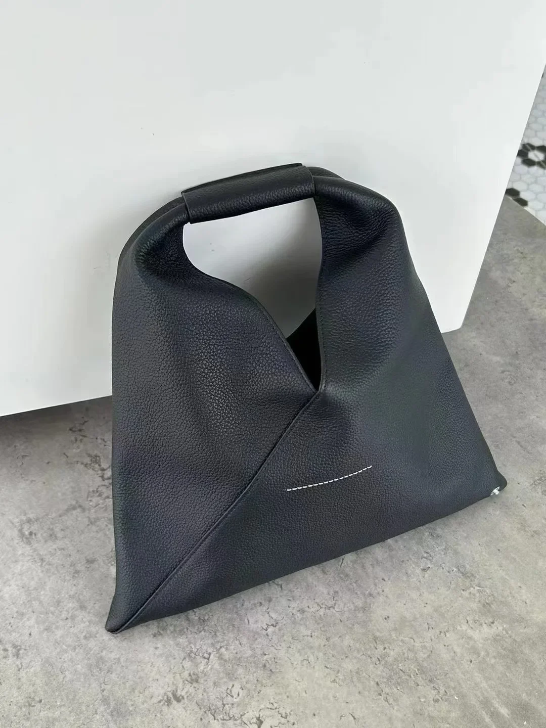 

Cowhide fashion hand bill of lading shoulder bag large capacity niche design Tote bag