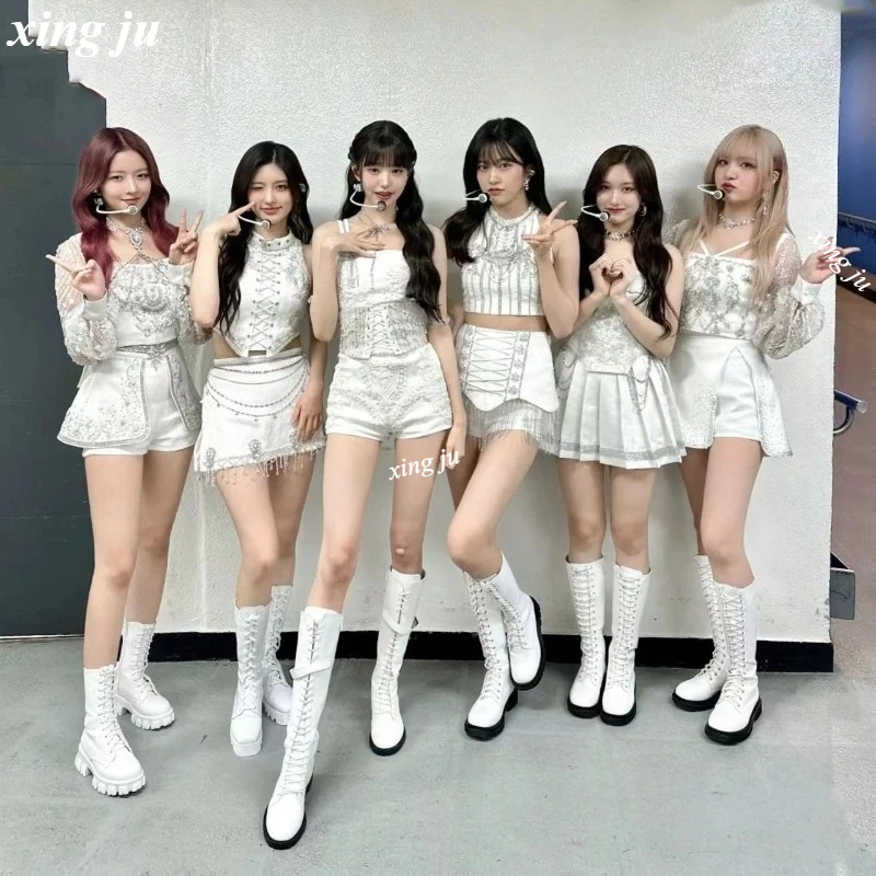 女性の韓国の歌手の衣装、kpopグループの服、白いクロップトップ、光沢