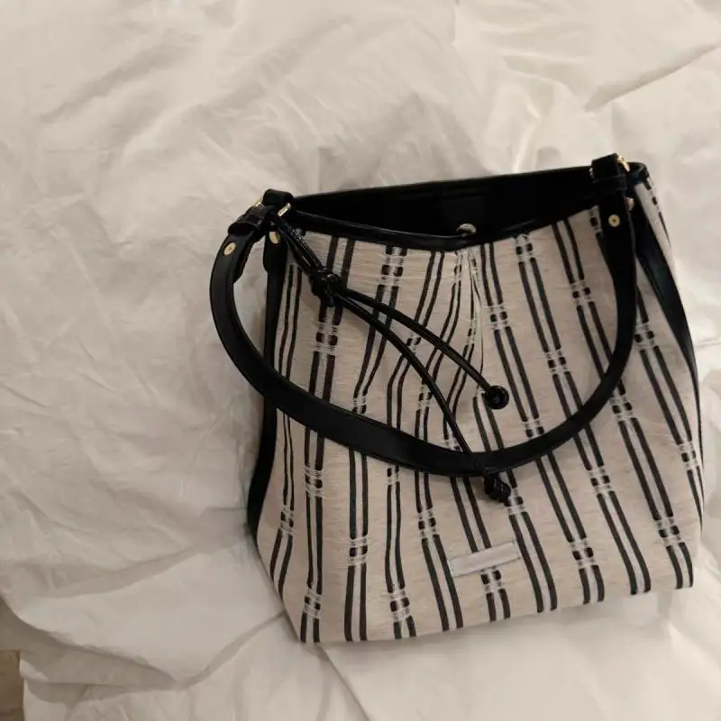 Black Stripe Tote Bag Women Large Capacity Versatile For Shopping Shoulder Bag Ladies Casual Lightweight Commuting Handbag 2025