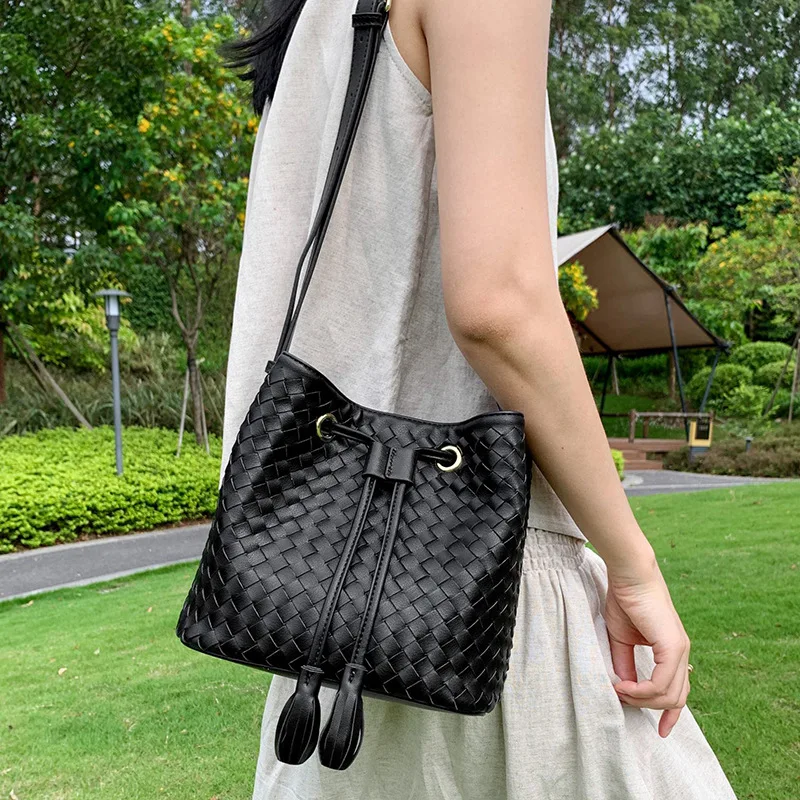

Cowhide Bucket Bag 2023 New commuter cross-body fashion drawstring Single shoulder bag